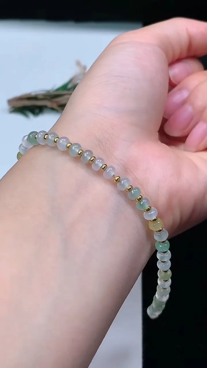 天然A货翡翠双彩算盘珠手链，尺寸4.5-2.5-43颗，重量:6.77g
8月21日