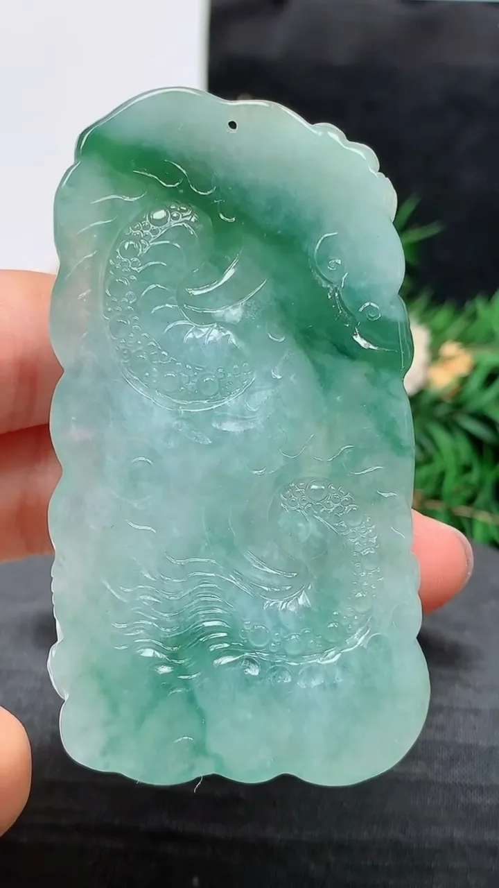 天然A货翡翠龙牌吊坠，尺寸67-35.7-11.7，重量:47.82g
8月21日