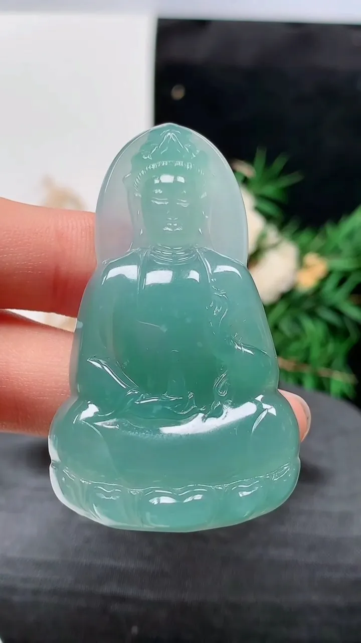天然A货翡翠素衣观音吊坠，尺寸51-31-6，重量:16.33g
8月21日