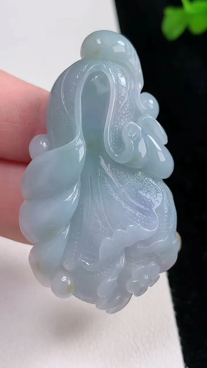 天然A货翡翠白菜吊坠，尺寸55.5-30.6-10.8，重:33.68g
8月21日