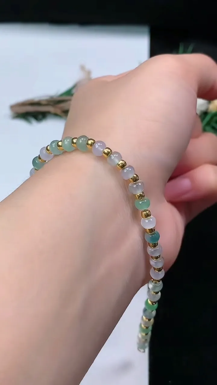 天然A货翡翠双彩算盘珠手链，尺寸4.7-3.1-34颗，重量:4.80g
8月21日