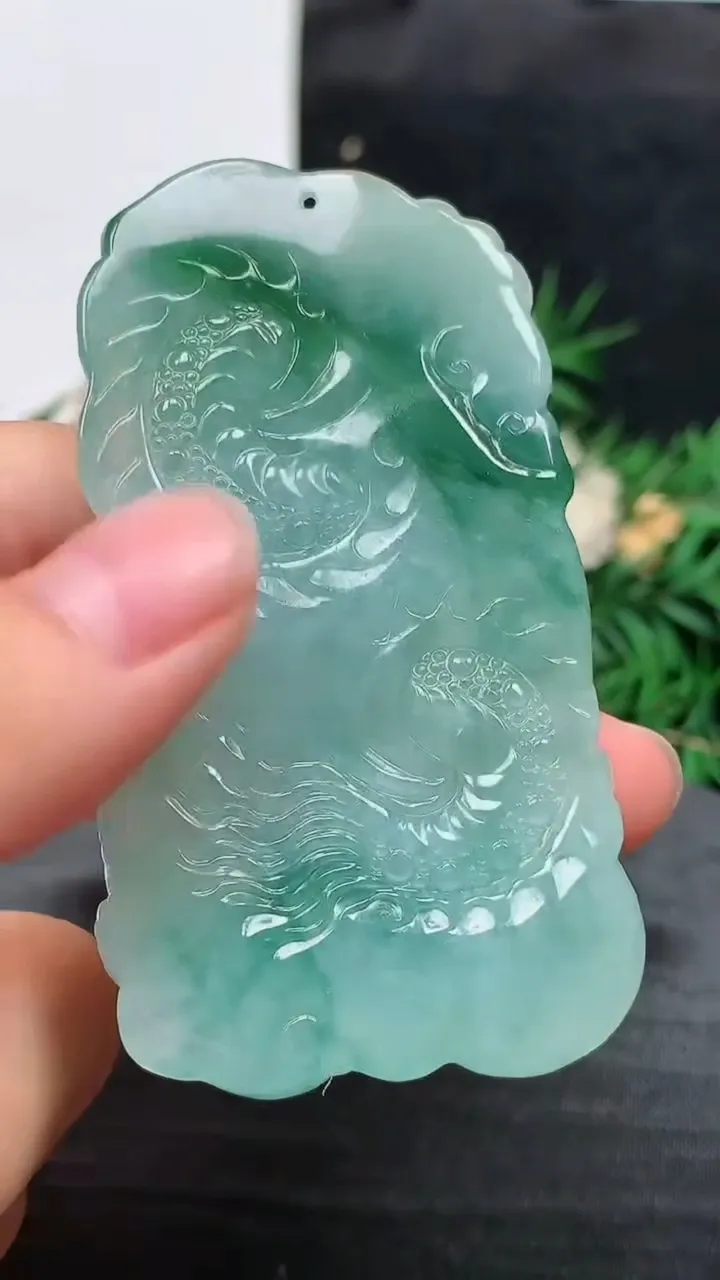 天然A货翡翠龙牌吊坠，尺寸67-35.7-11.7，重量:47.82g
8月21日