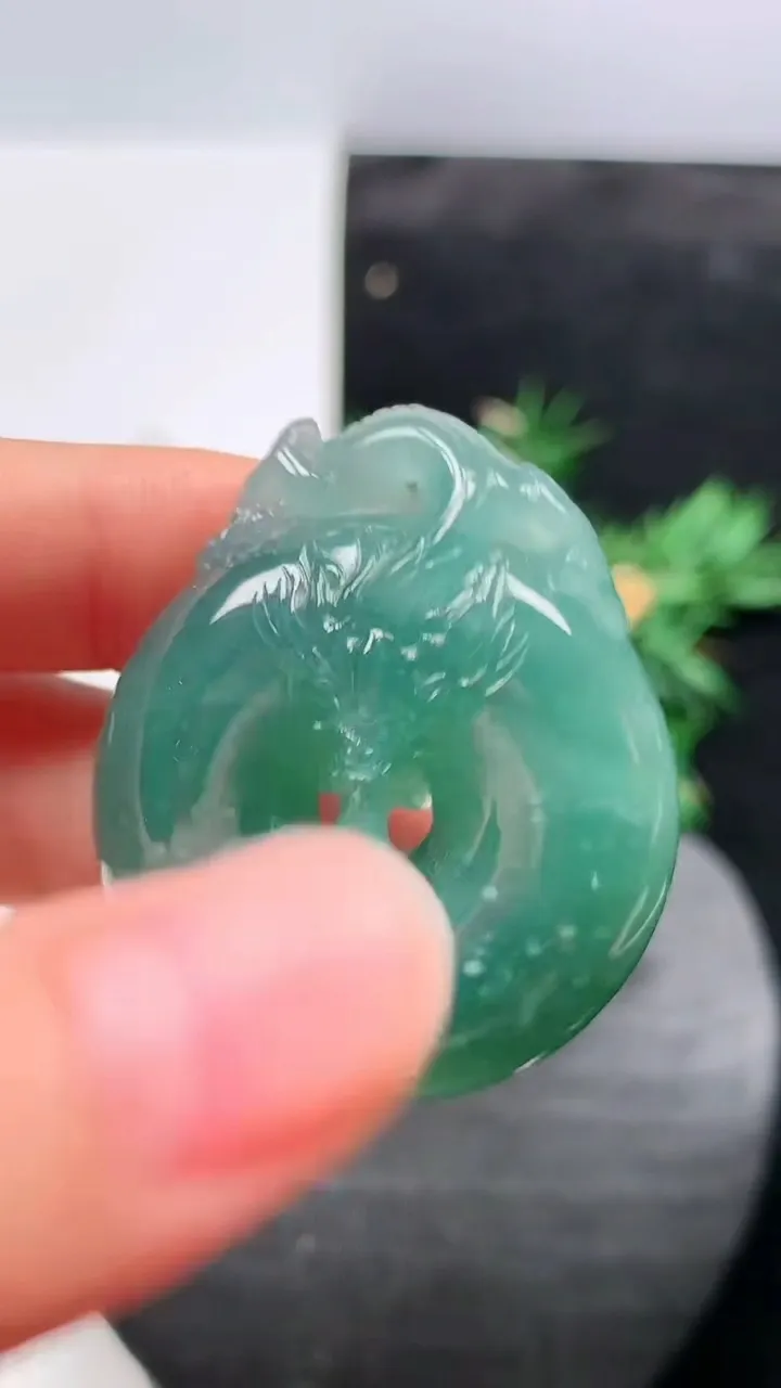 天然A货翡翠蓝水龙牌吊坠，尺寸38.3-33-8.3，重量:19.24g
8月21日
