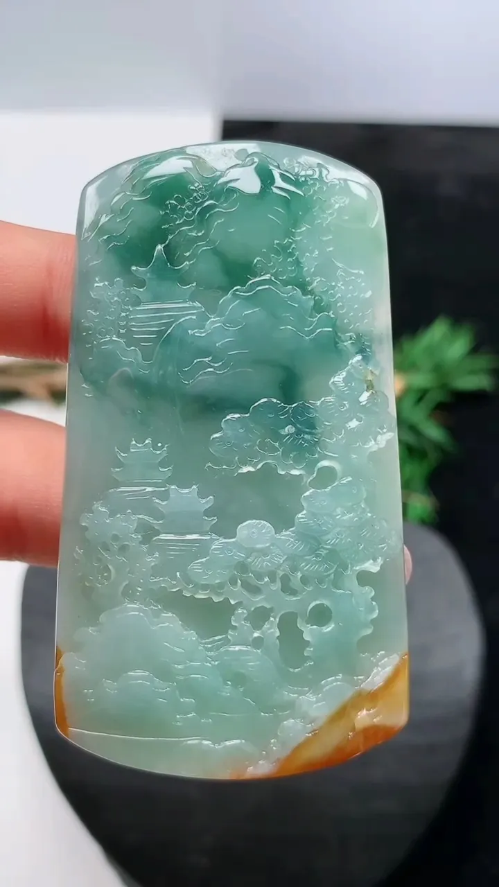 天然A货翡翠双彩山水牌吊坠，尺寸64.5-34.7-5.9，重量:32.03g
8月21日