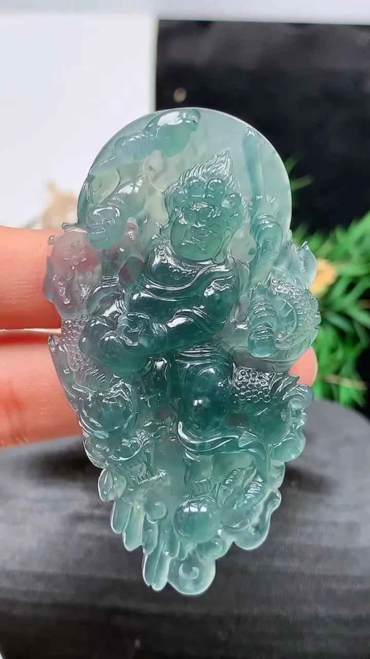 天然A货翡翠蓝水御龙不动明王吊坠，尺寸64.5-36.8-8，重量:25.73g
8月21日