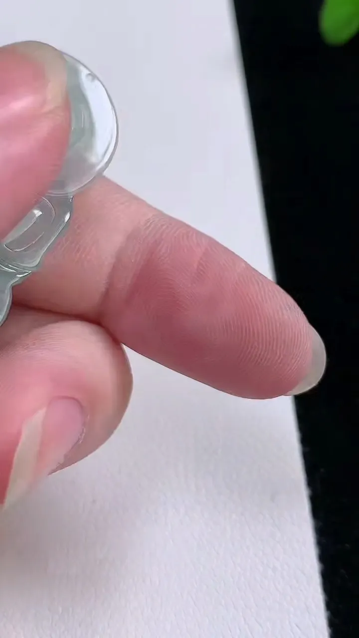 天然A货翡翠飘花观音菩萨吊坠，尺寸43-26.2-4.6，重:8.88g
8月21日