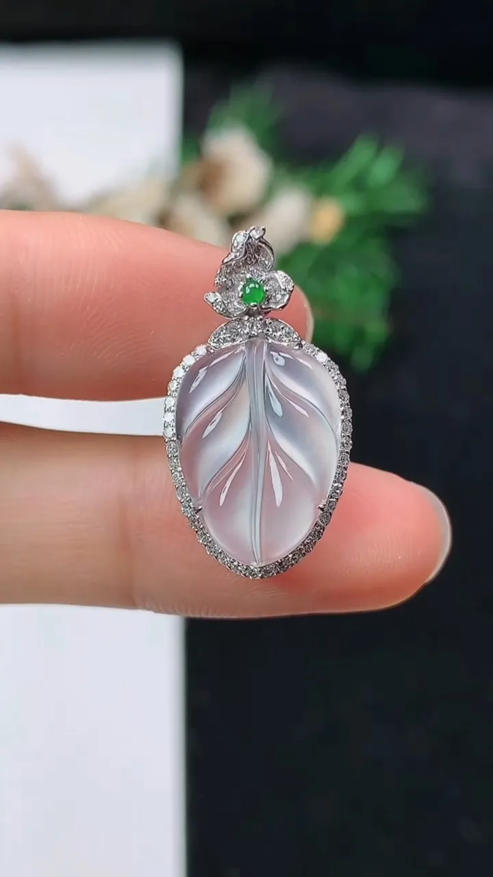 天然A货翡翠白冰金枝玉叶 叶子吊坠，尺寸25.5-14-5.9，裸石16.2-12，重量:2.17g