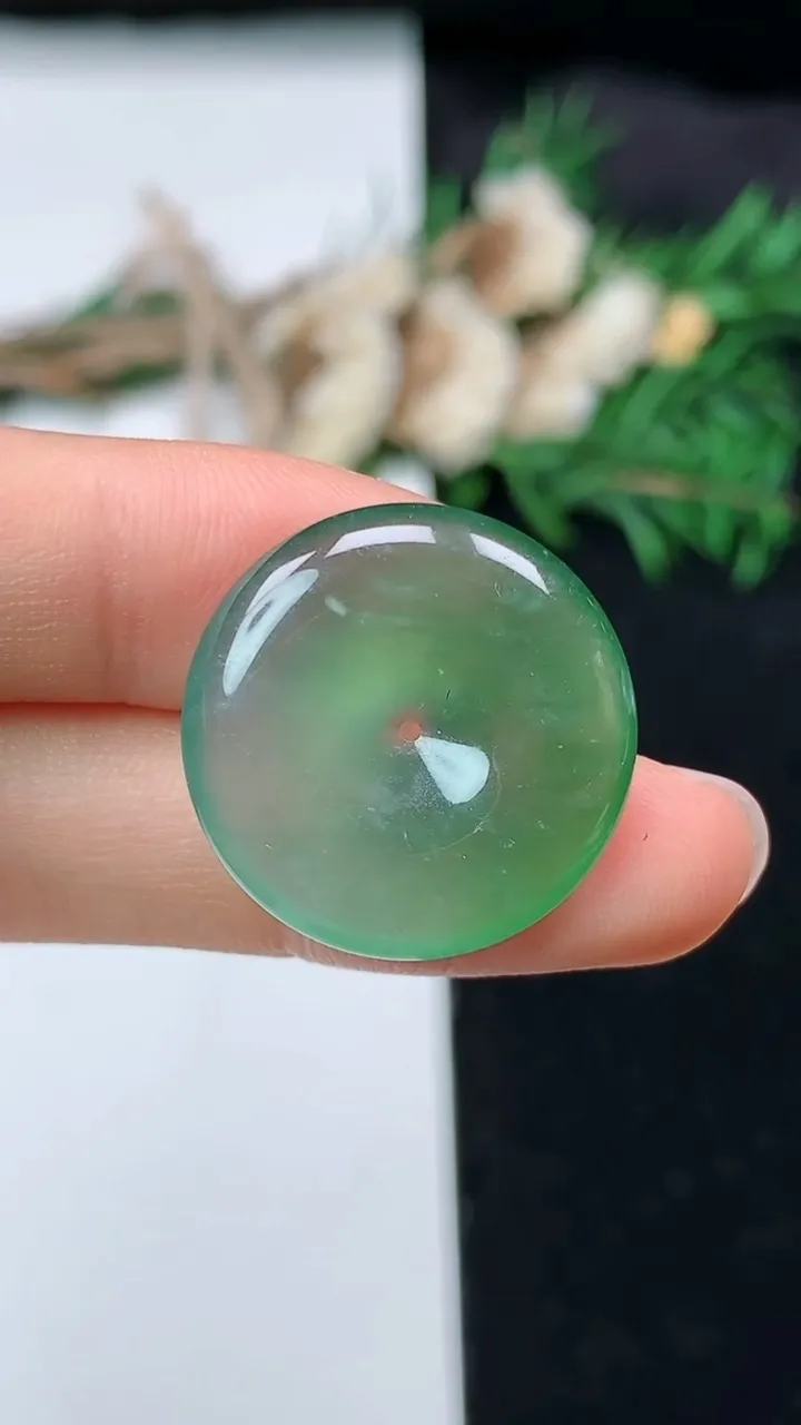 天然A货翡翠平安扣吊坠，尺寸22.3-4.7，重量:4.65g
8月21日
