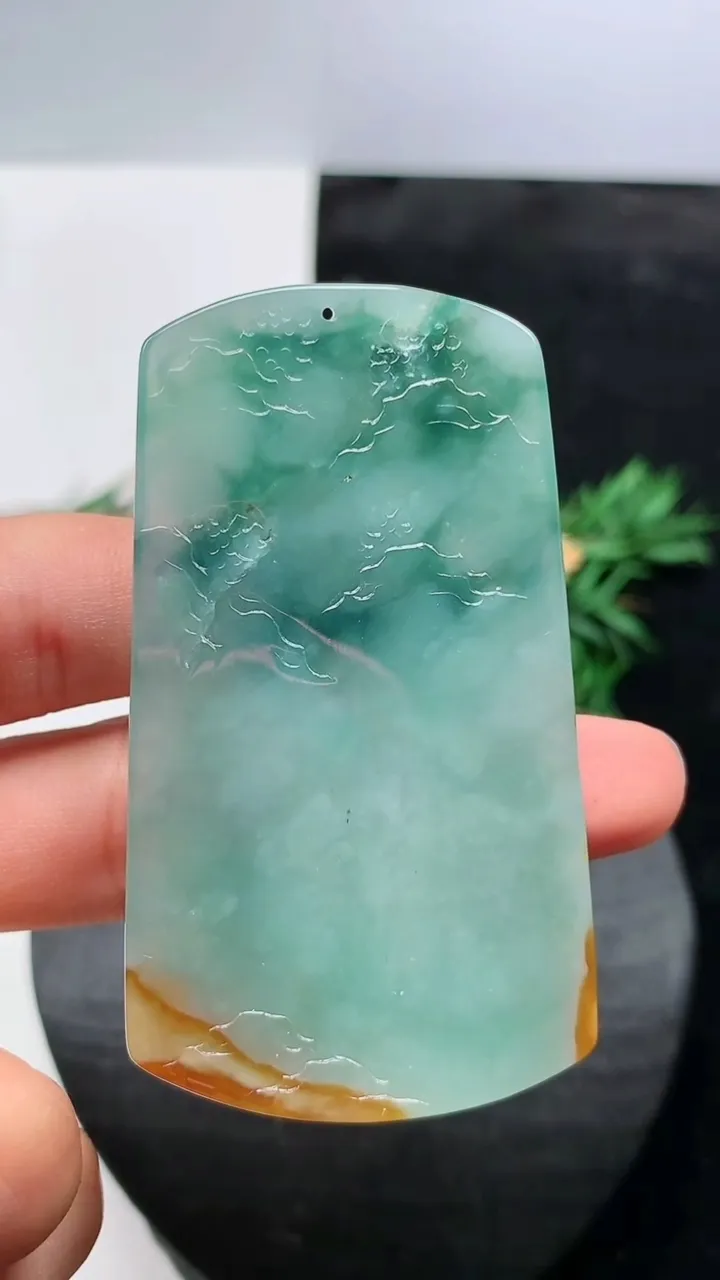 天然A货翡翠双彩山水牌吊坠，尺寸64.5-34.7-5.9，重量:32.03g
8月21日