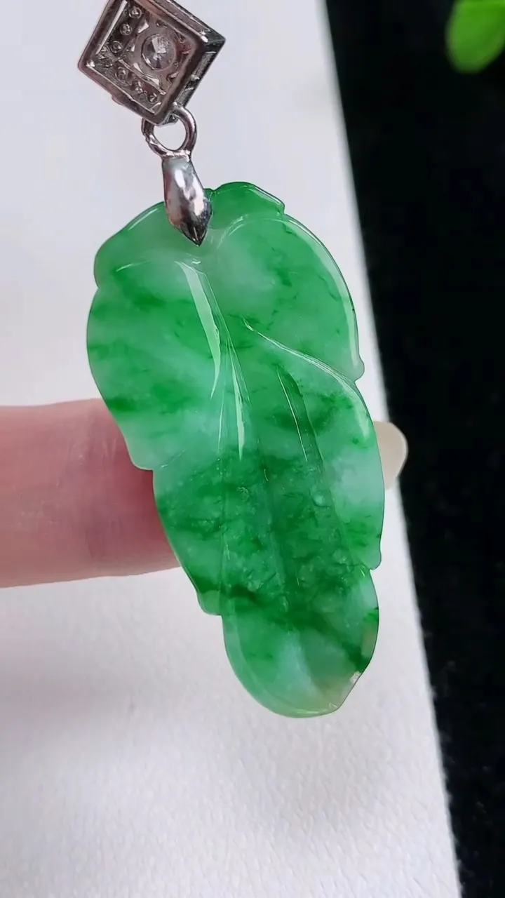 天然A货翡翠金枝玉叶 叶子吊坠，尺寸43-20.8-5.5，重:8.05g
8月21日