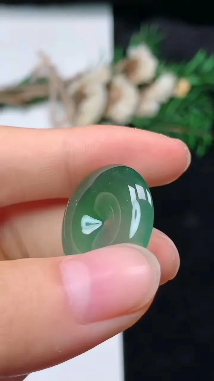 天然A货翡翠平安扣吊坠，尺寸22.3-4.7，重量:4.65g
8月21日