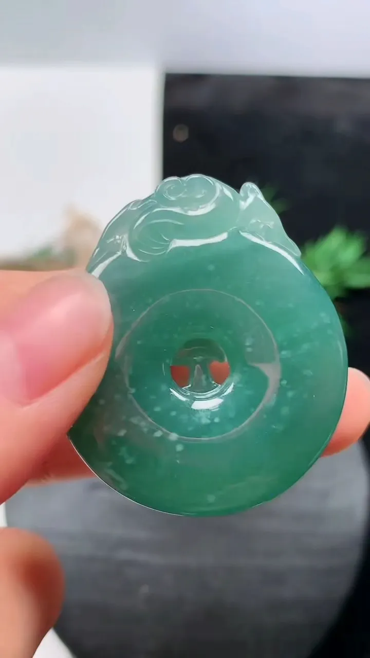 天然A货翡翠蓝水龙牌吊坠，尺寸38.3-33-8.3，重量:19.24g
8月21日