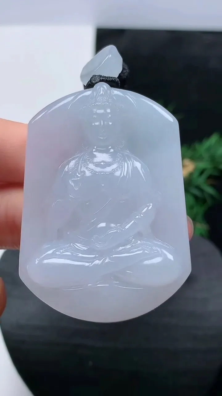 天然A货翡翠白冰观音菩萨吊坠，尺寸52.5-37.3-13.4，重量:57.62g
8月21日