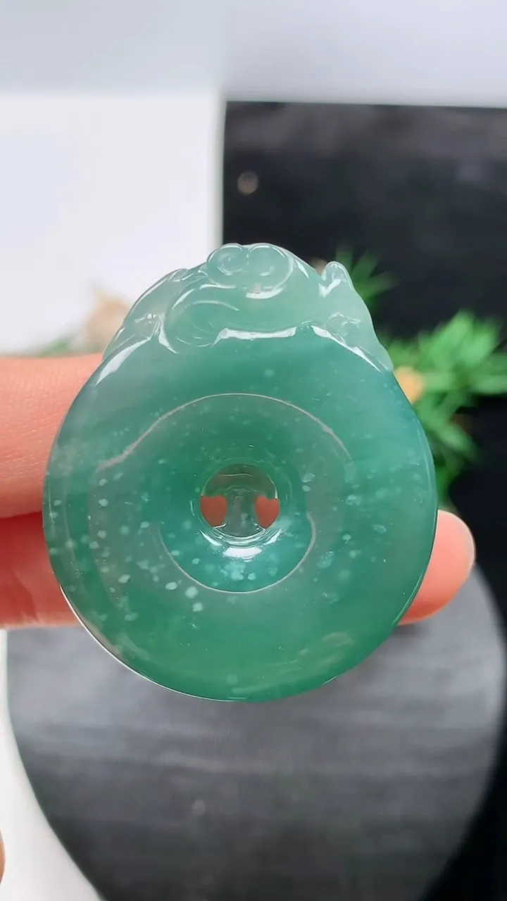 天然A货翡翠蓝水龙牌吊坠，尺寸38.3-33-8.3，重量:19.24g
8月21日
