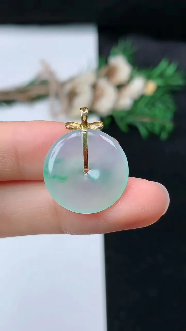 天然A货翡翠平安扣吊坠，尺寸18.8-3.5，重量:2.60g
8月21日