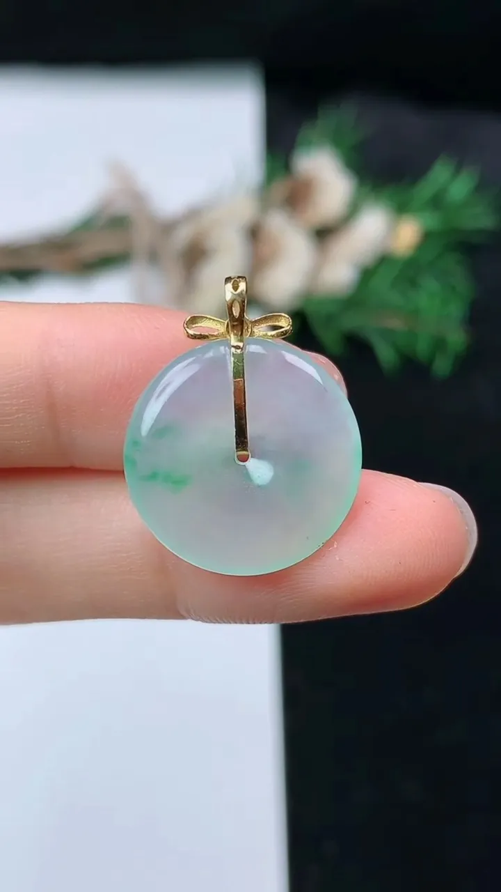 天然A货翡翠平安扣吊坠，尺寸18.8-3.5，重量:2.60g
8月21日