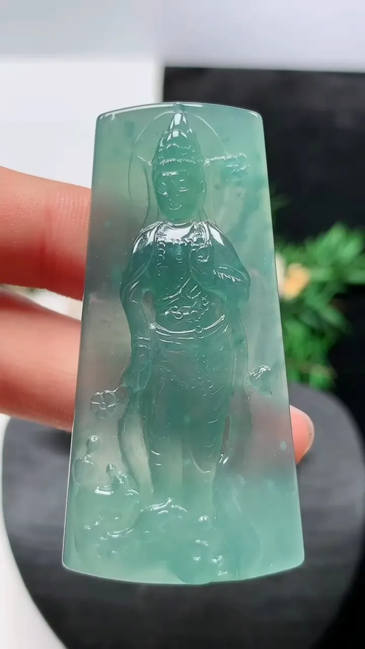 天然A货翡翠蓝水观音菩萨吊坠，尺寸55-27.6-5.6，重量:18.00g
8月21日