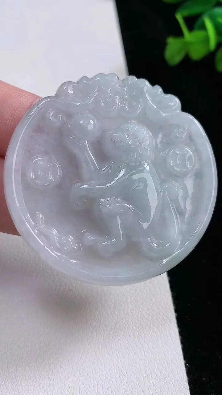天然A货翡翠白冰生肖猴吊坠，尺寸49.8-6，重:20.16g
8月21日