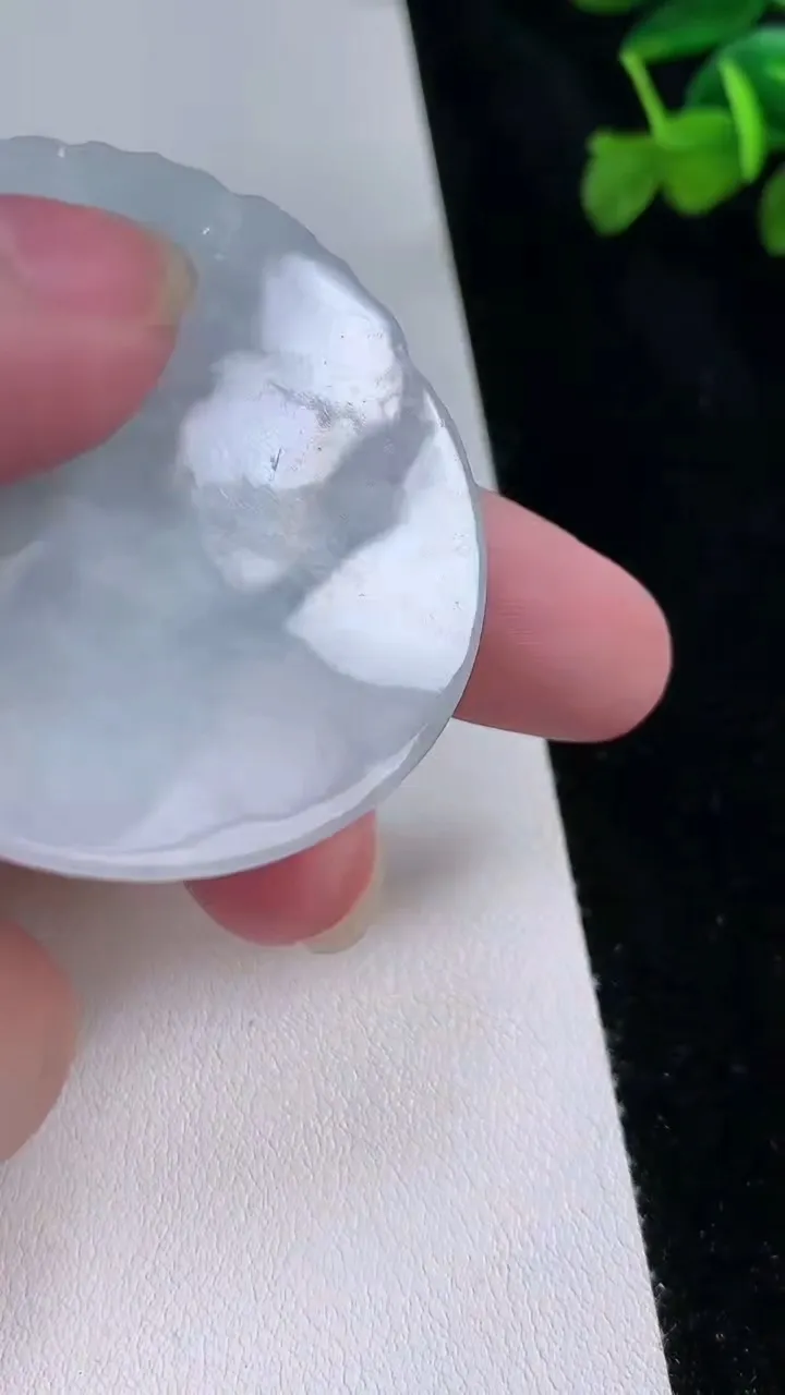 天然A货翡翠白冰生肖猴吊坠，尺寸49.8-6，重:20.16g
8月21日