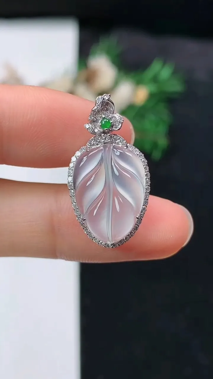 天然A货翡翠白冰金枝玉叶 叶子吊坠，尺寸25.5-14-5.9，裸石16.2-12，重量:2.17g
8月21日