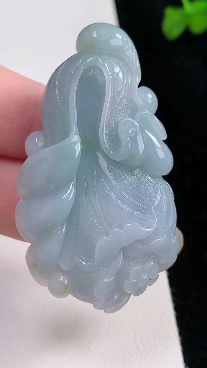 天然A货翡翠白菜吊坠，尺寸55.5-30.6-10.8，重:33.68g
8月21日