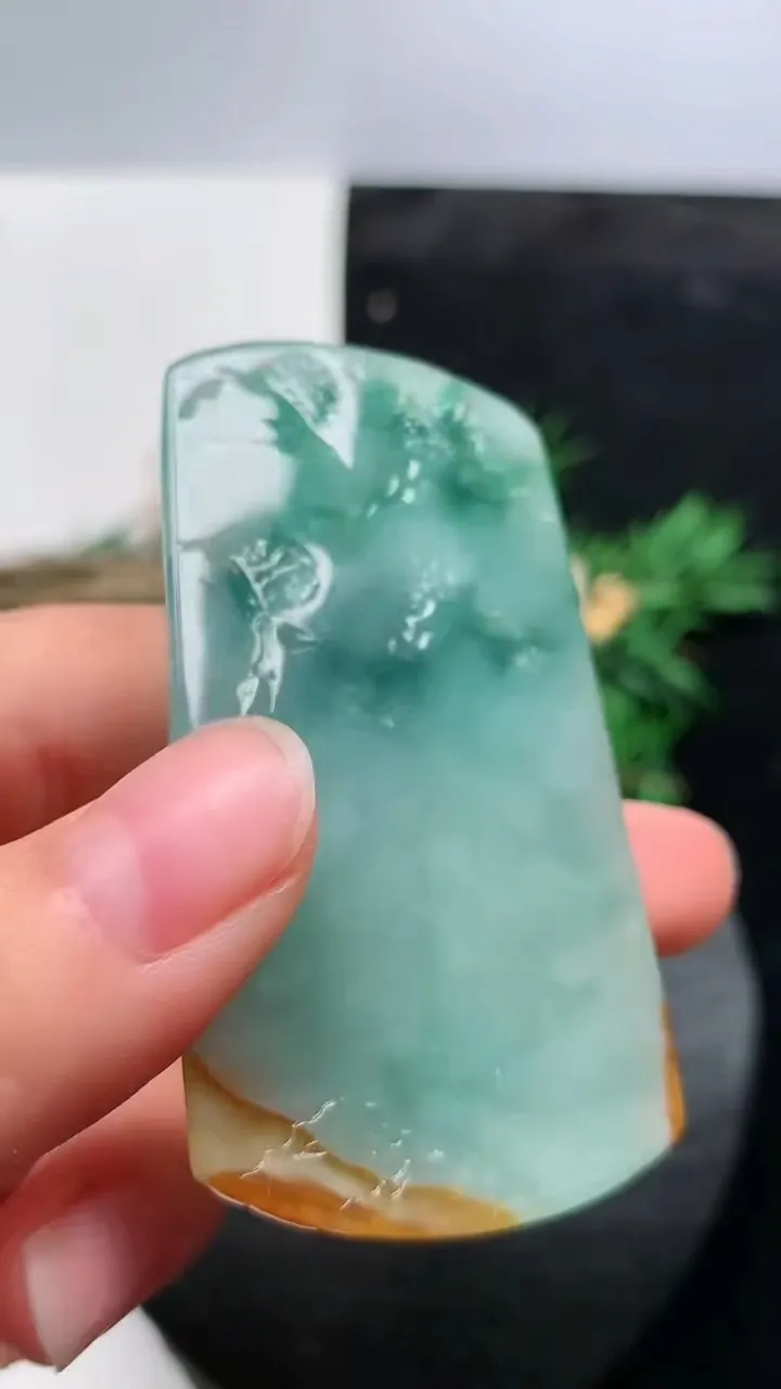天然A货翡翠双彩山水牌吊坠，尺寸64.5-34.7-5.9，重量:32.03g
8月21日