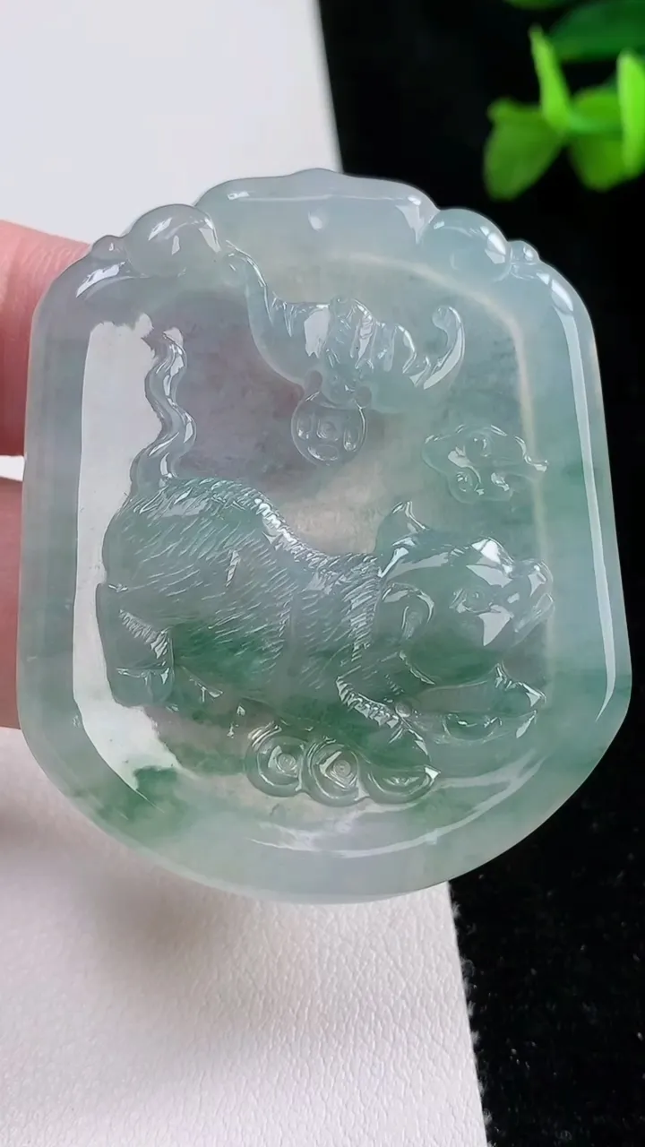天然A货翡翠飘花生肖猪吊坠，尺寸51.5-43-3.8，重量:20.00g
8月21日