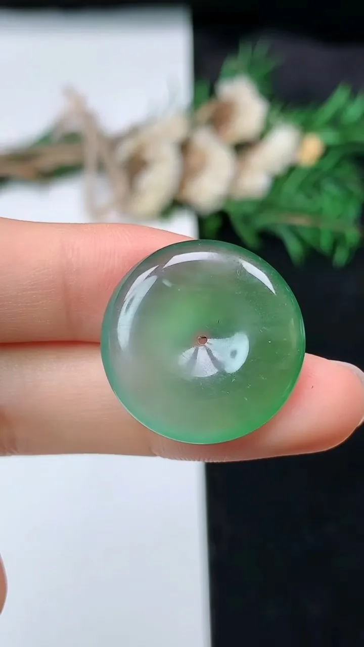 天然A货翡翠平安扣吊坠，尺寸22.3-4.7，重量:4.65g
8月21日