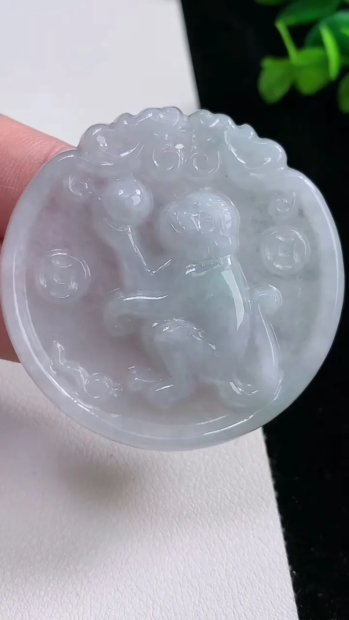 天然A货翡翠白冰生肖猴吊坠，尺寸49.8-6，重:20.16g
8月21日