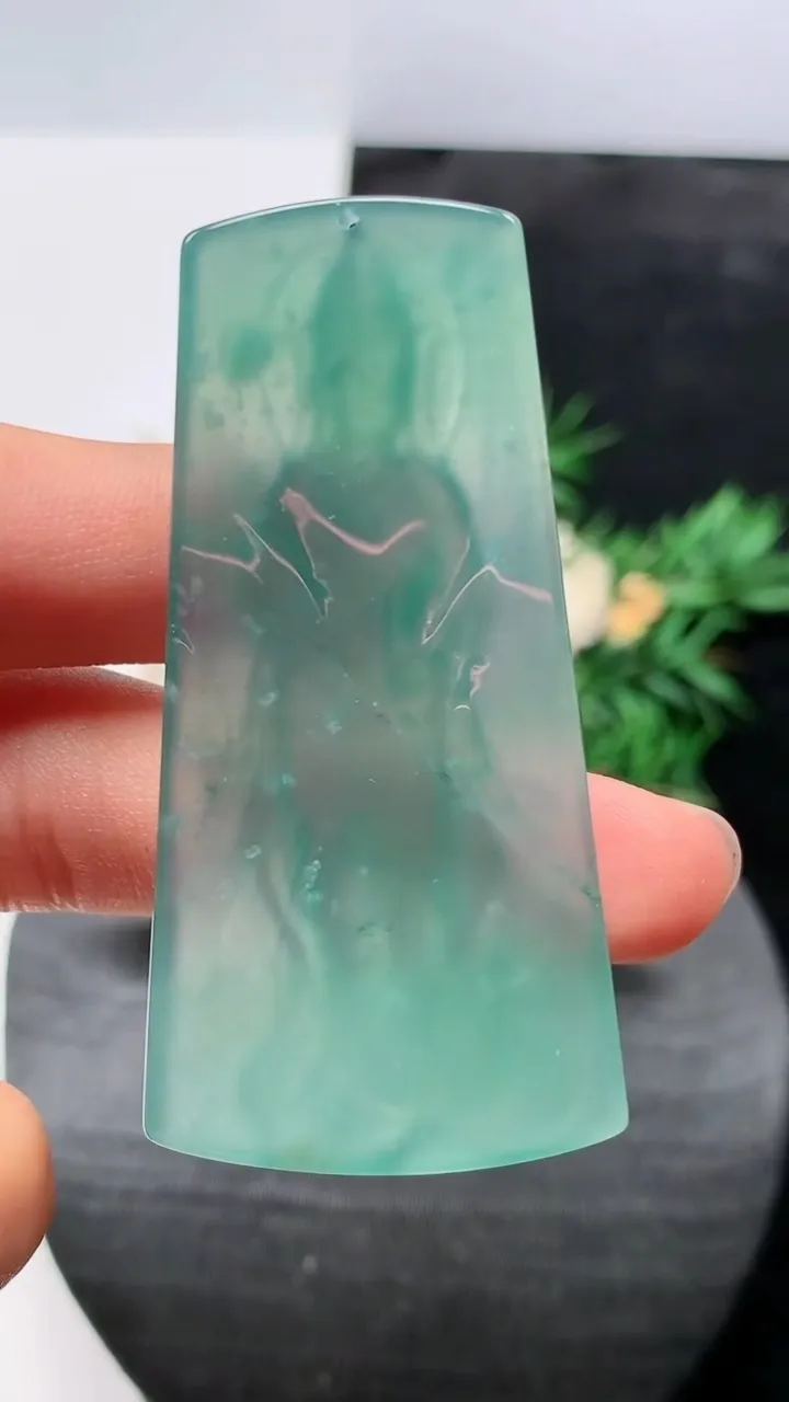 天然A货翡翠蓝水观音菩萨吊坠，尺寸55-27.6-5.6，重量:18.00g
8月21日