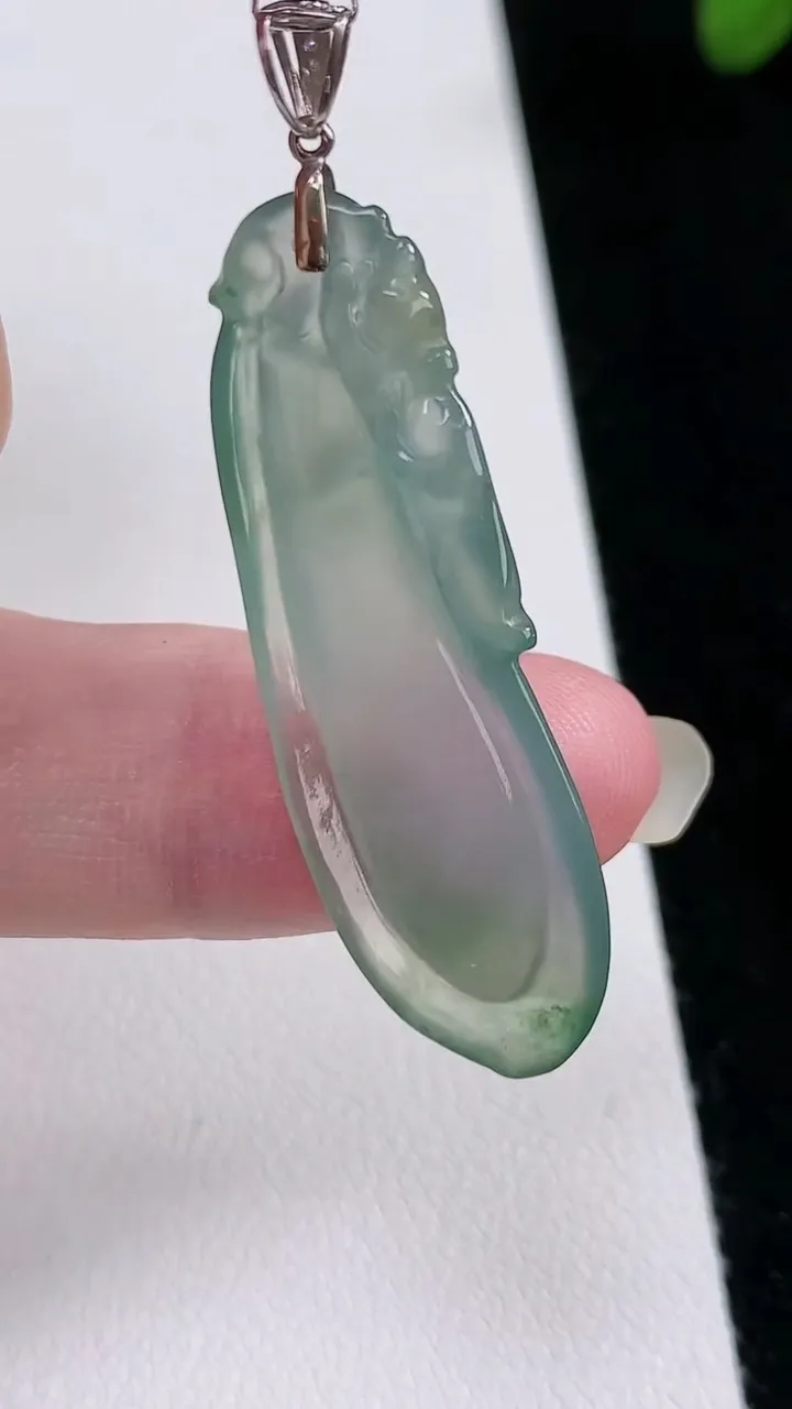 天然A货翡翠福瓜吊坠，尺寸 40.5-13-5.2，重: 4.85g
8月21日