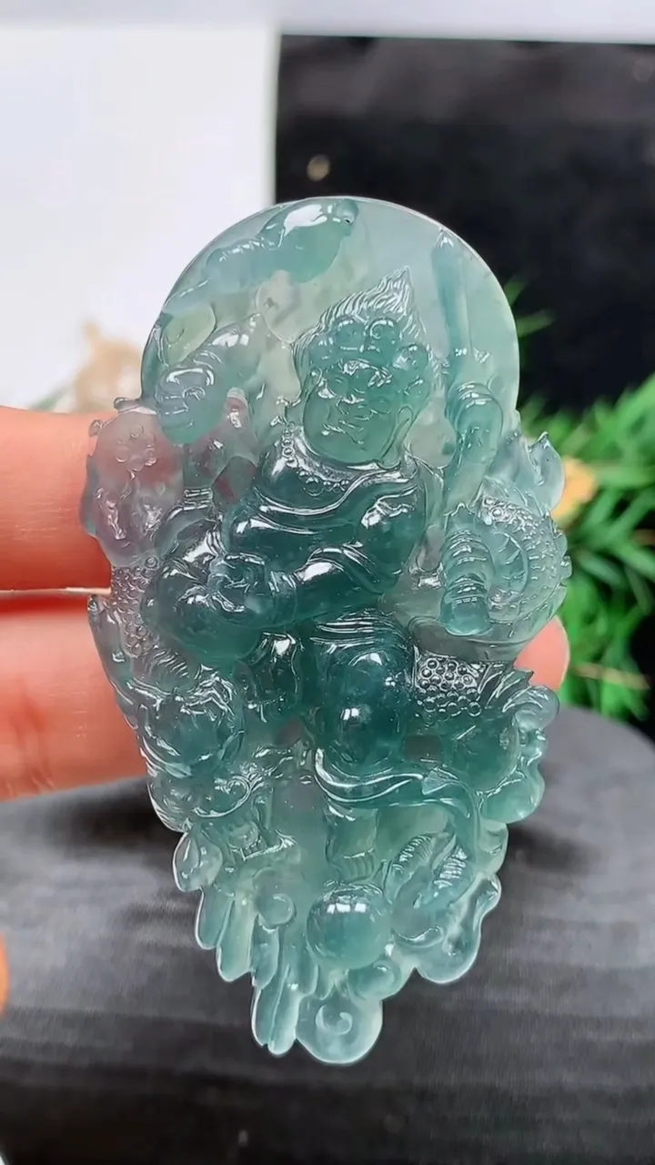 天然A货翡翠蓝水御龙不动明王吊坠，尺寸64.5-36.8-8，重量:25.73g
8月21日