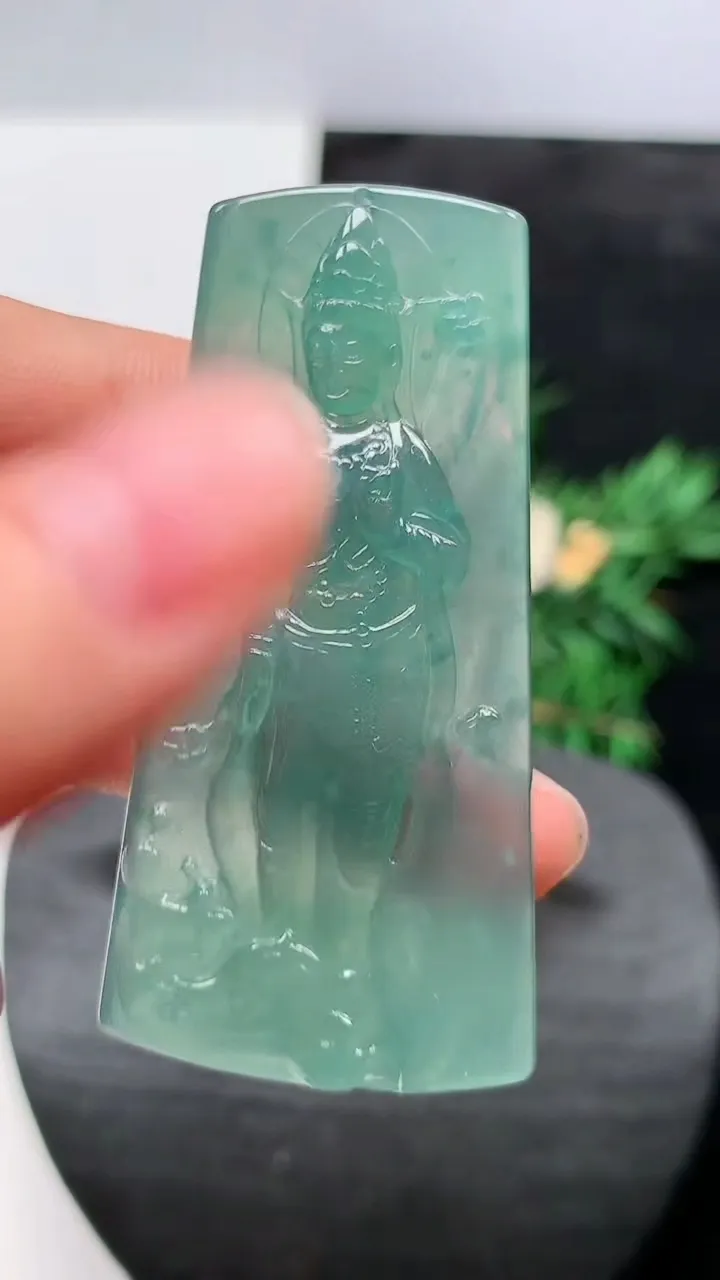 天然A货翡翠蓝水观音菩萨吊坠，尺寸55-27.6-5.6，重量:18.00g
8月21日