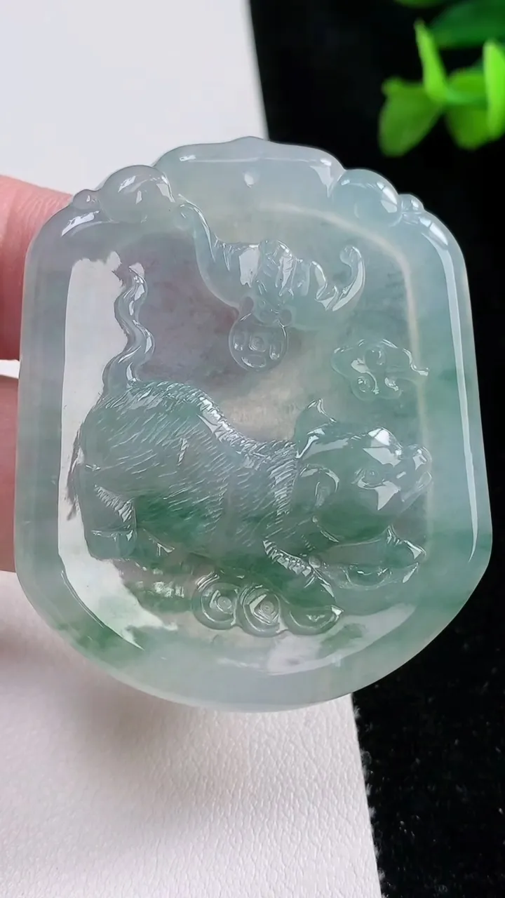 天然A货翡翠飘花生肖猪吊坠，尺寸51.5-43-3.8，重量:20.00g
8月21日