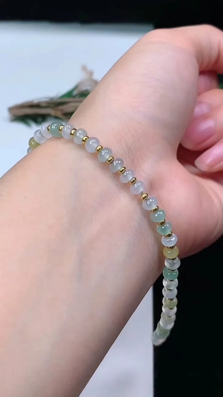 天然A货翡翠双彩算盘珠手链，尺寸4.5-2.5-43颗，重量:6.77g
8月21日