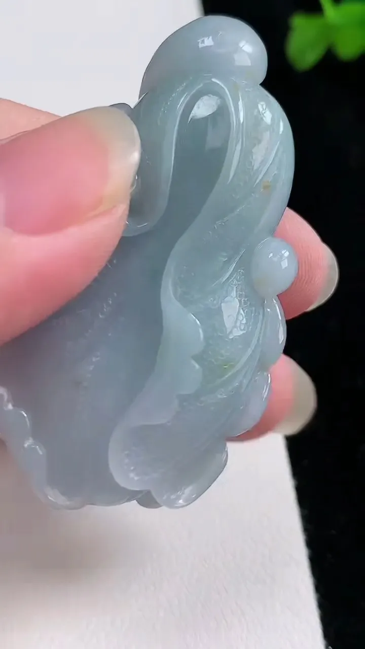 天然A货翡翠白菜吊坠，尺寸55.5-30.6-10.8，重:33.68g
8月21日
