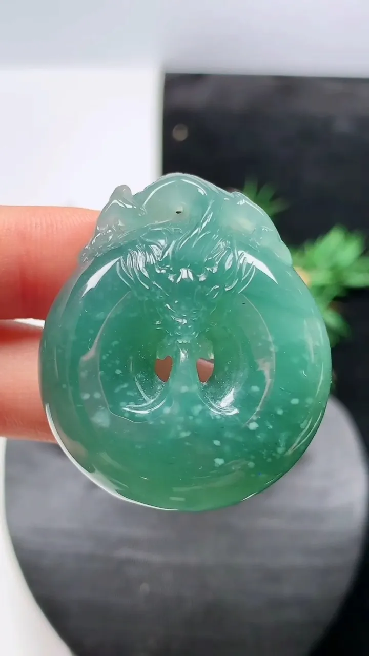天然A货翡翠蓝水龙牌吊坠，尺寸38.3-33-8.3，重量:19.24g
8月21日
