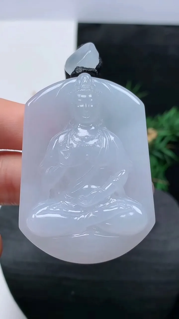 天然A货翡翠白冰观音菩萨吊坠，尺寸52.5-37.3-13.4，重量:57.62g
8月21日