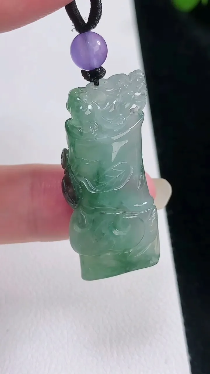 天然A货翡翠节节高升 竹节吊坠，尺寸36-16.5-7.5，重:8.55g
8月22日