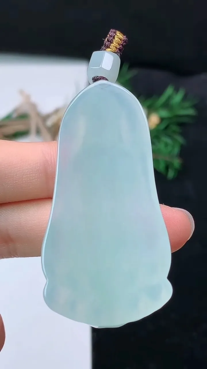 天然A货翡翠白冰大势至观音菩萨吊坠，尺寸54.6-27.2-6.9，重量:21.72g
8月22日