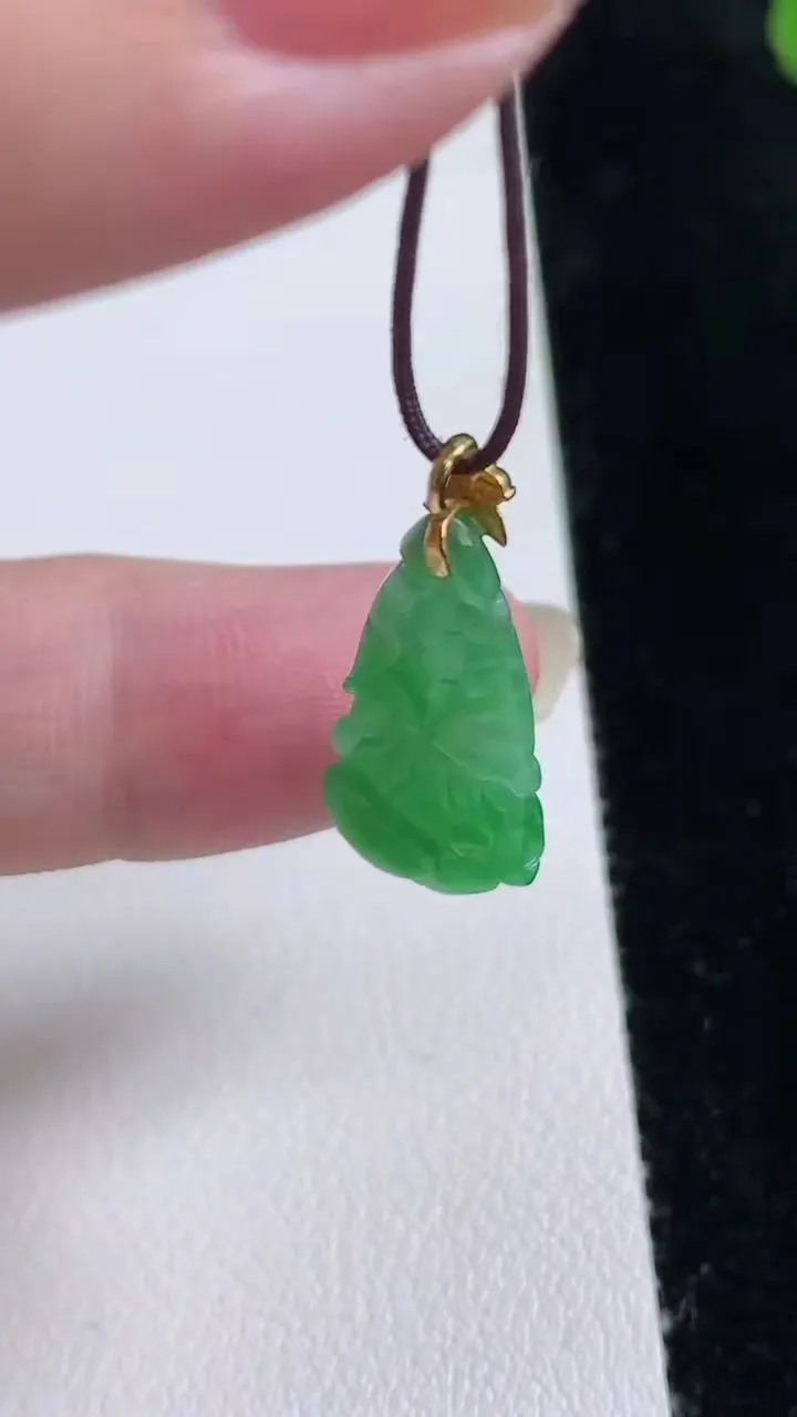天然A货翡翠白菜吊坠，尺寸25-12.2-4，重量:1.69g
8月22日