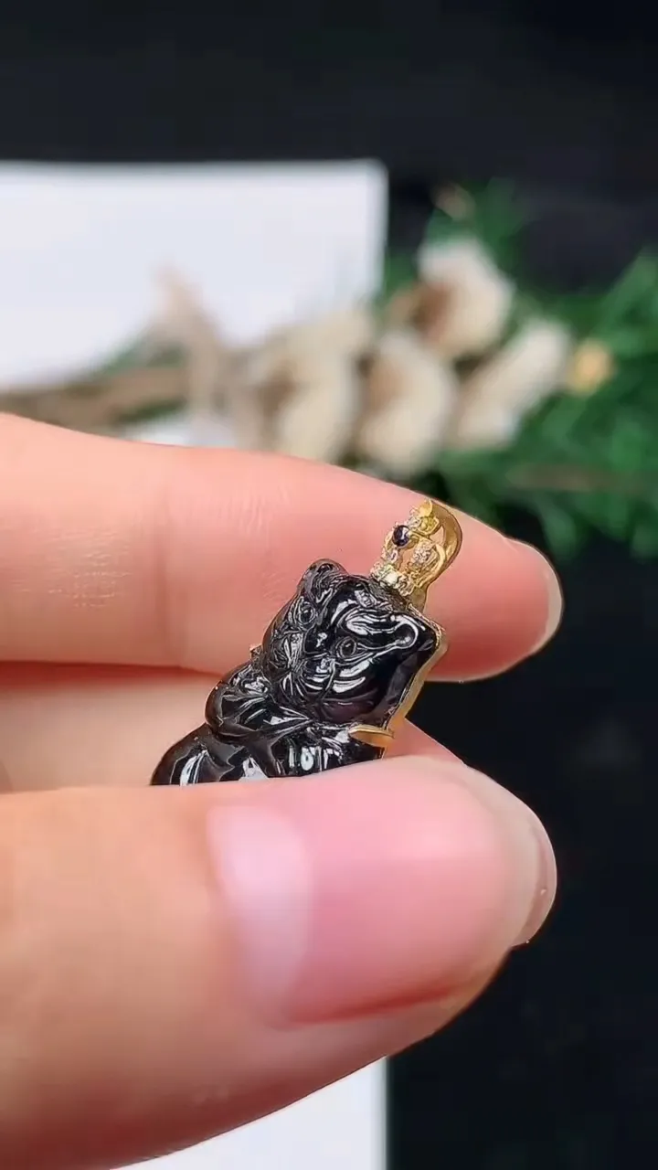 天然A货翡翠，尺寸19.6-14.8-4.6，重量:3.30g
8月22日