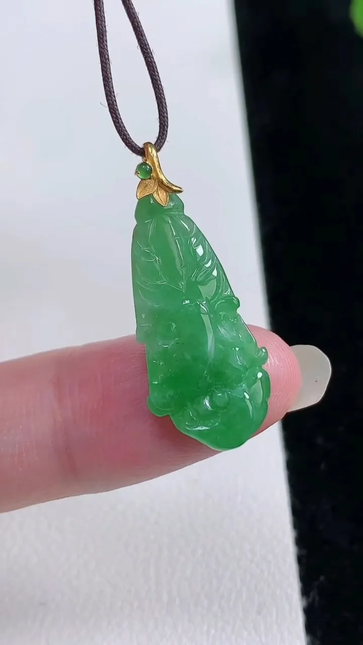 天然A货翡翠白菜吊坠，尺寸25-12.2-4，重量:1.69g
8月22日