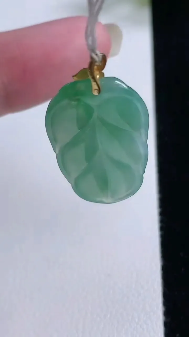 天然A货翡翠金枝玉叶 叶子吊坠，尺寸29.3-16.3-3.8，重量:3.70g
8月22日