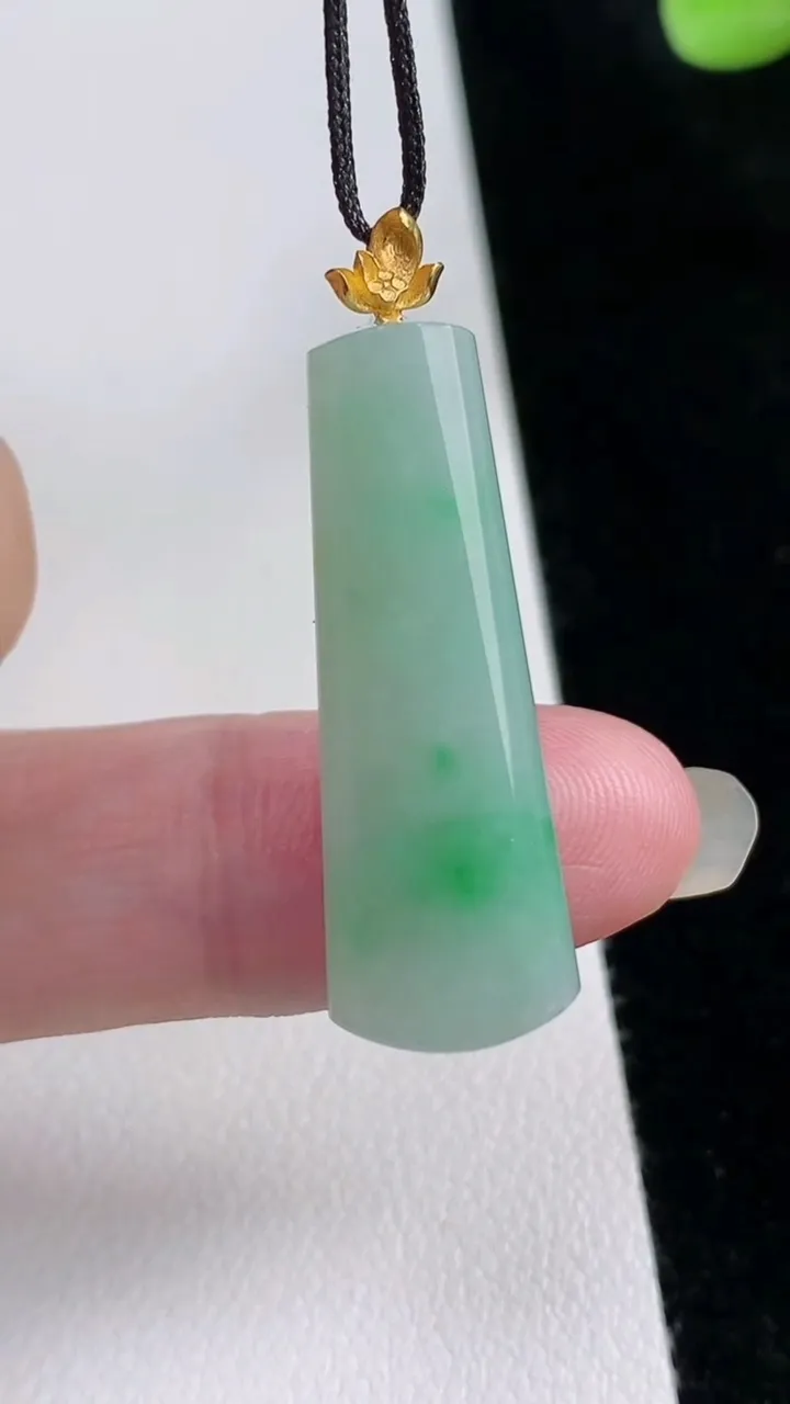 天然A货翡翠无事牌吊坠，尺寸32-11.4-5，重量:4.36g
8月22日