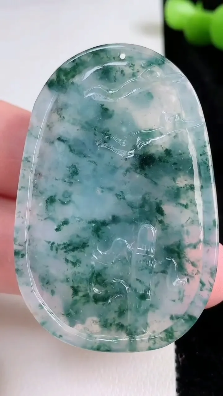 天然A货翡翠飘花龙牌吊坠，尺寸54.7-36.2-6.2，重量:19.35g
8月22日