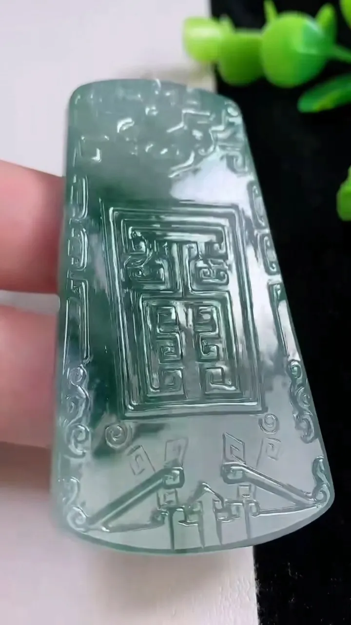 天然A货翡翠飘花仿古无事牌吊坠，尺寸65.6-37.2-5.2，重量:33.33g
8月22日