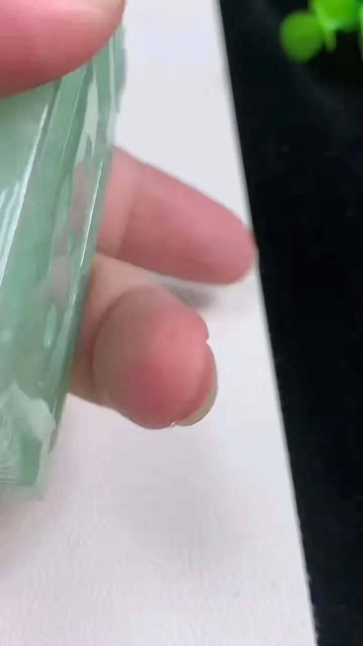 天然A货翡翠龙牌吊坠，尺寸 69.3-46.3-9.4，重: 81.78g
8月22日