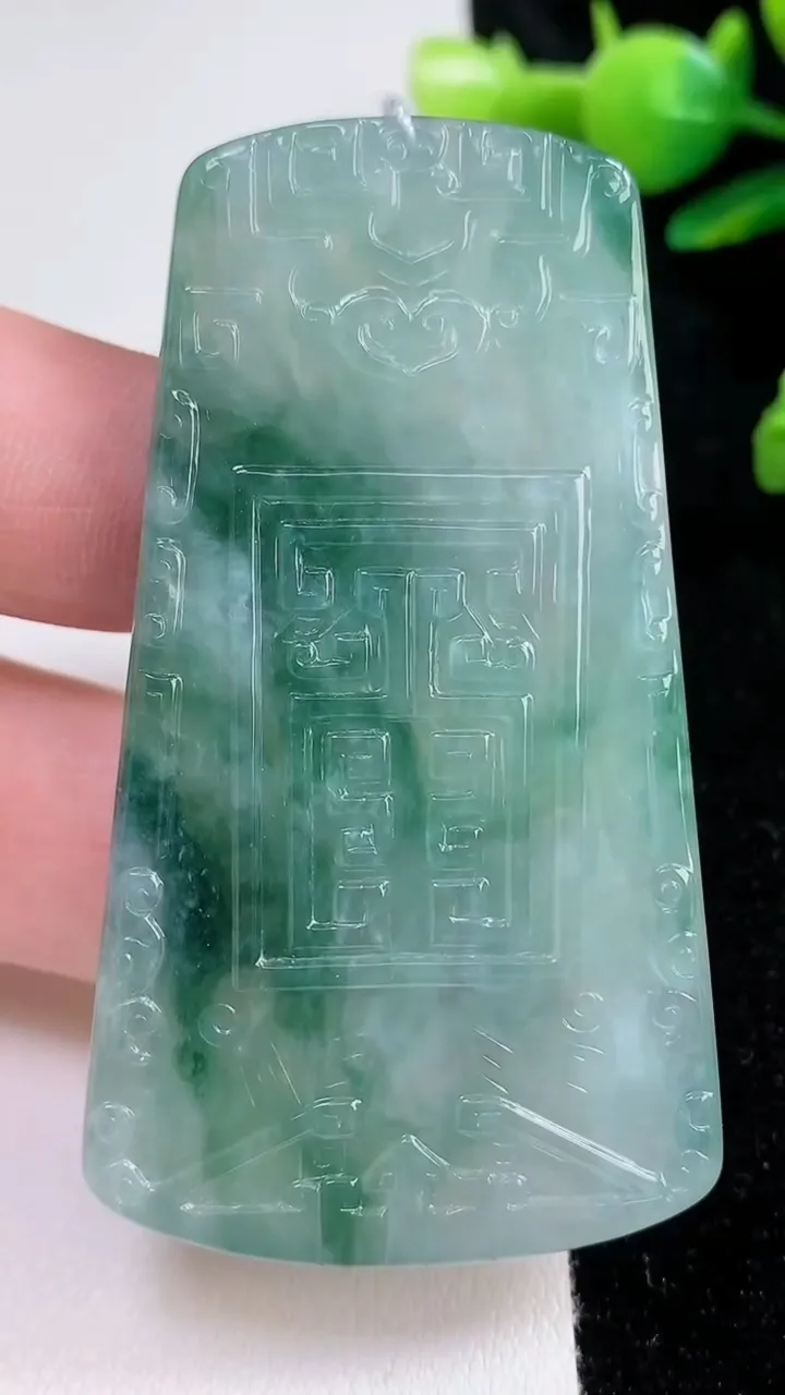天然A货翡翠飘花仿古无事牌吊坠，尺寸65.6-37.2-5.2，重量:33.33g
8月22日