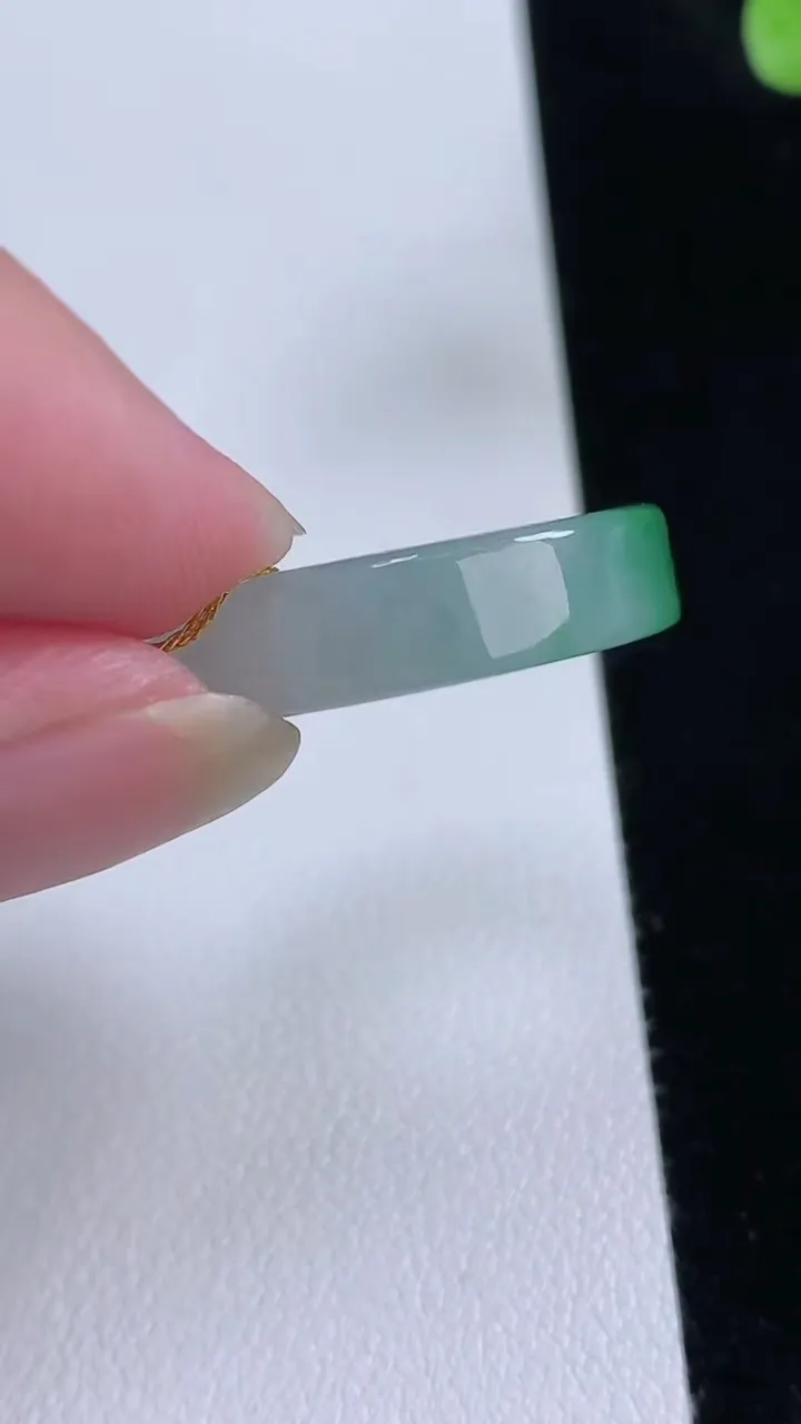 天然A货翡翠戒指指环，尺寸19.5-5.8-3，重量:5.12g2025年8月22日
工厂直销收藏佳品,种好水足，色泽均匀，有种有色，上手高大气！
